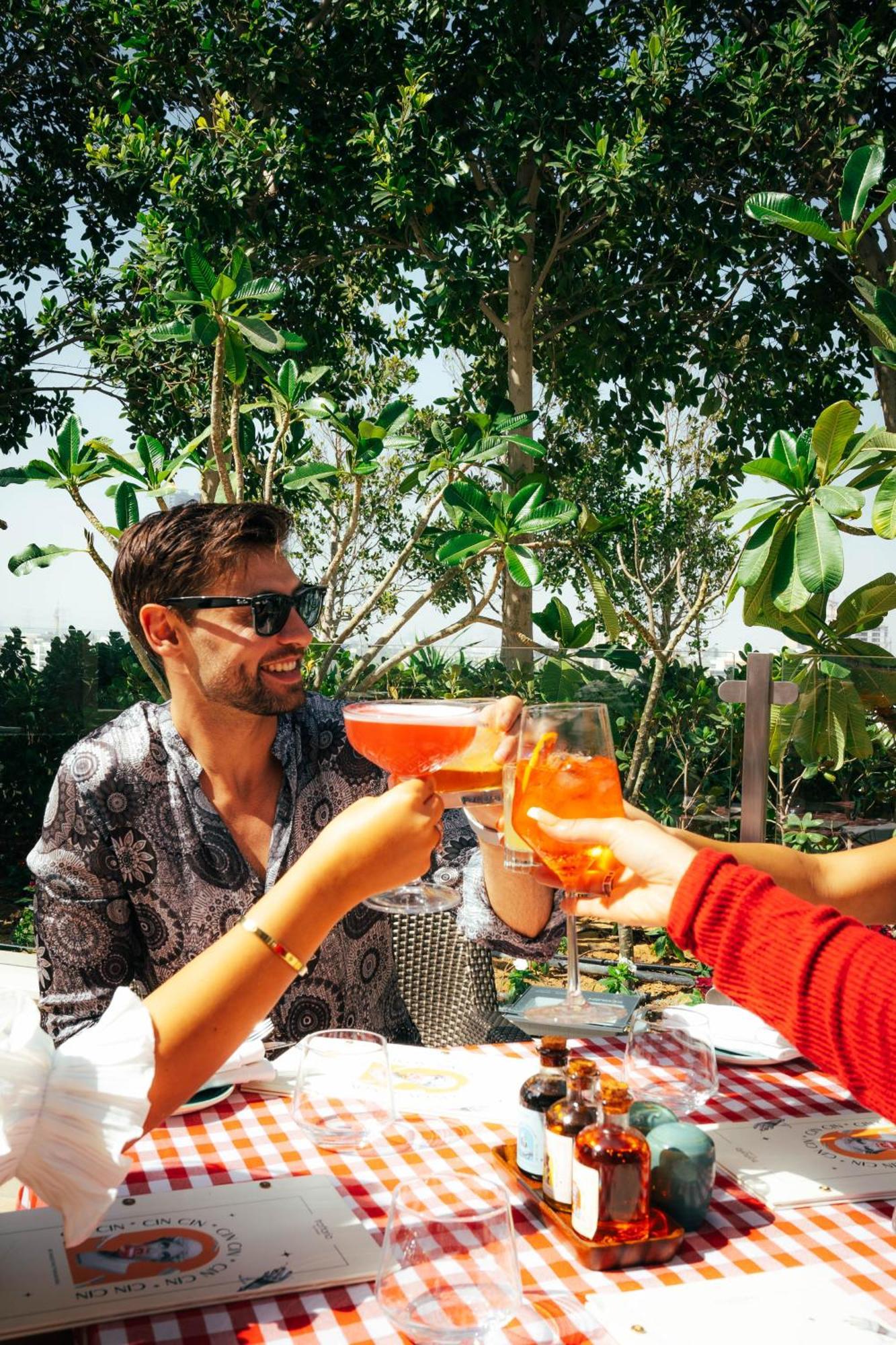 Five Jumeirah Village Dubai Exterior foto A man drinking a spritz