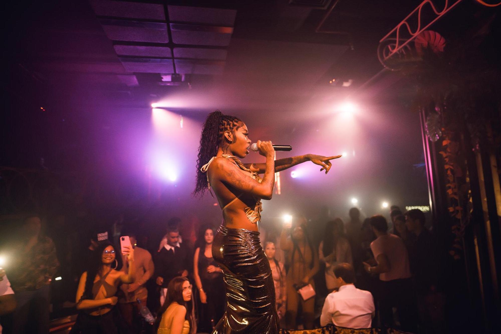 Five Jumeirah Village Dubai Exterior foto A performer at the nightclub