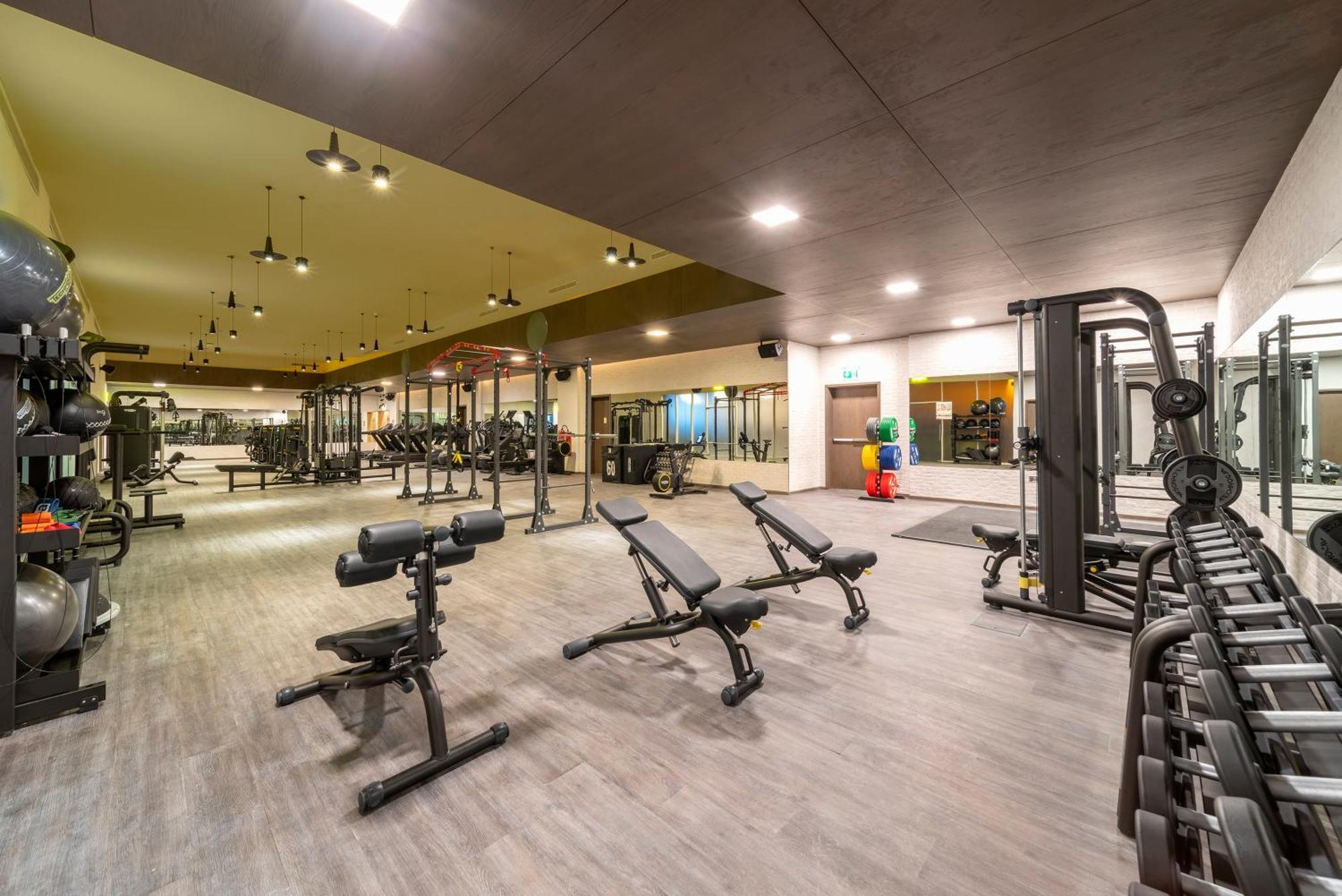 Five Jumeirah Village Dubai Exterior foto The gym at the hotel