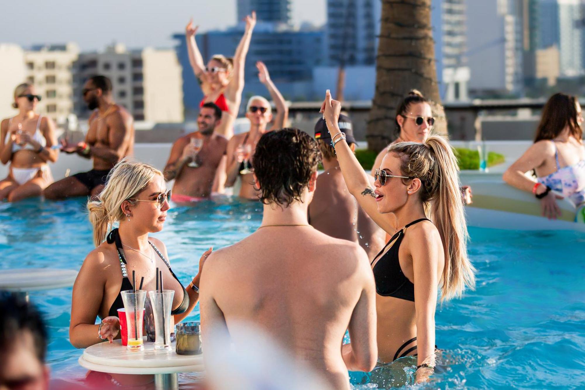 Five Jumeirah Village Dubai Exterior foto The pool at the Hilton Dubai The Palm